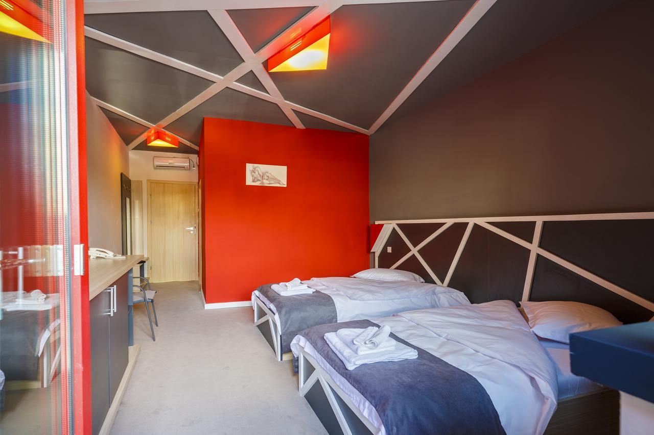 Net Hotel Piteşti Exteriör bild