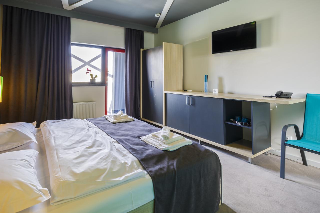 Net Hotel Piteşti Exteriör bild