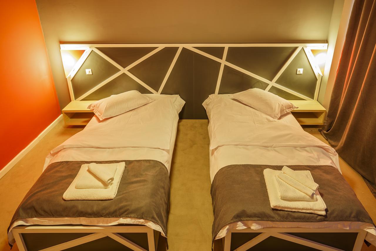 Net Hotel Piteşti Exteriör bild