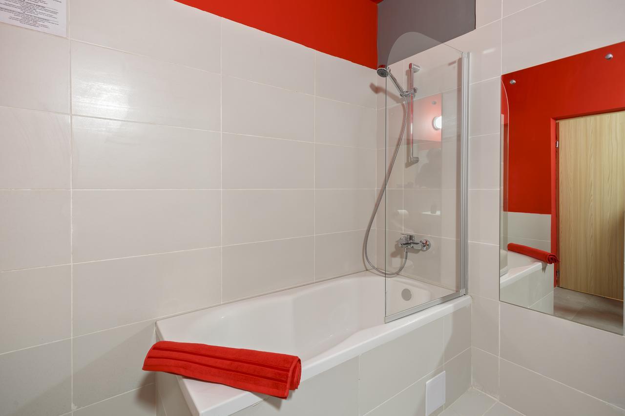 Net Hotel Piteşti Exteriör bild