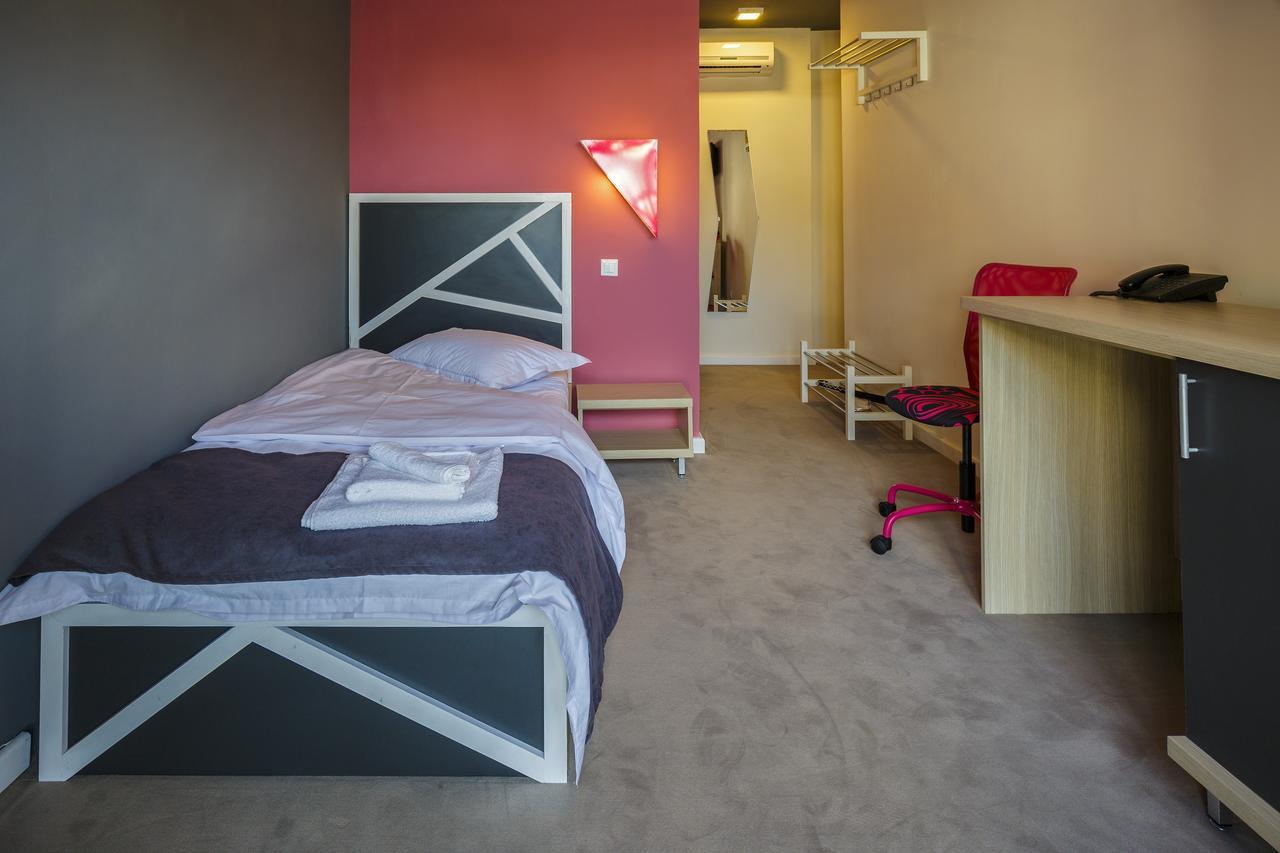 Net Hotel Piteşti Exteriör bild