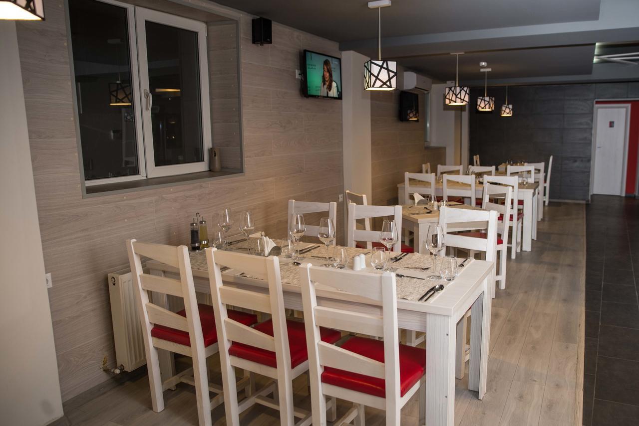 Net Hotel Piteşti Exteriör bild