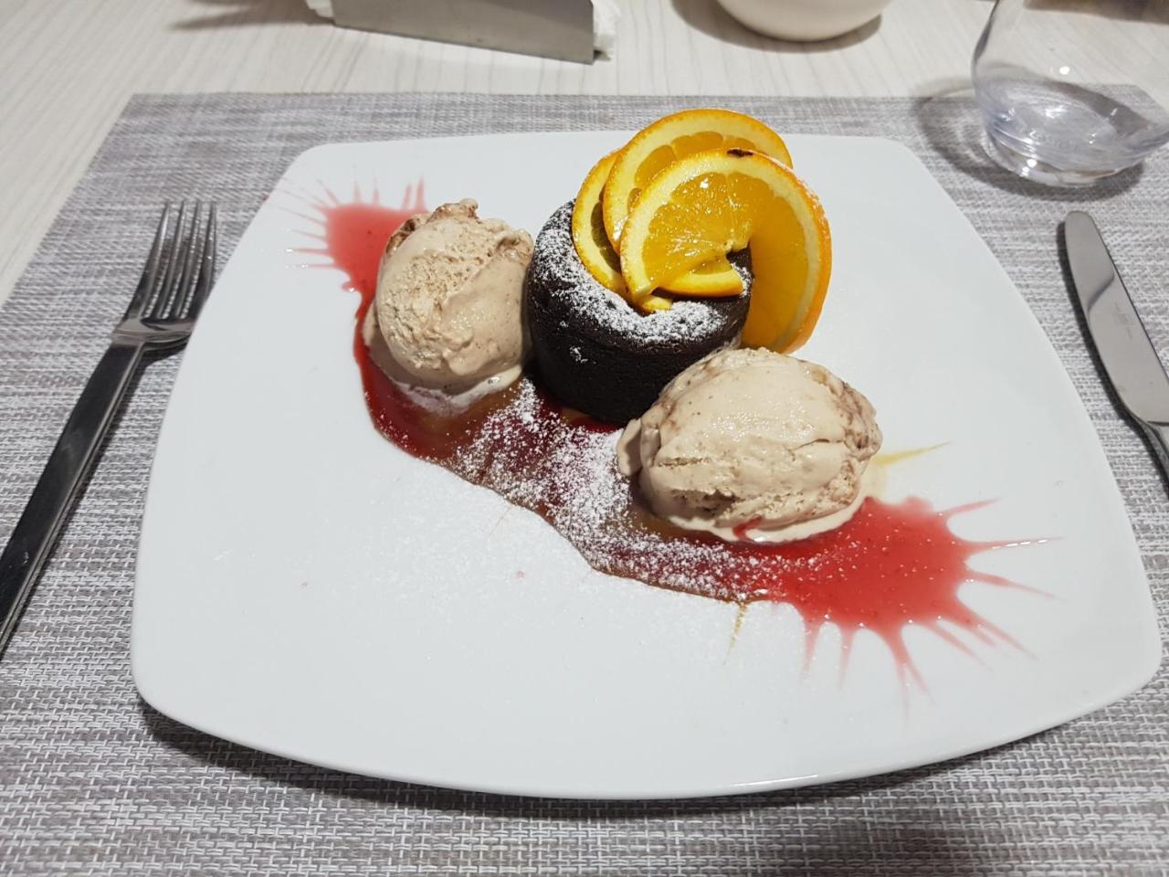 Net Hotel Piteşti Exteriör bild