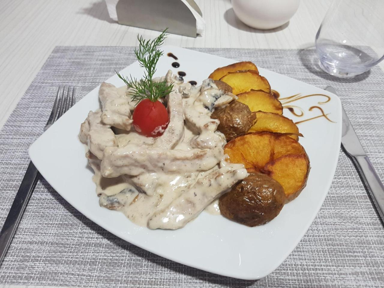 Net Hotel Piteşti Exteriör bild